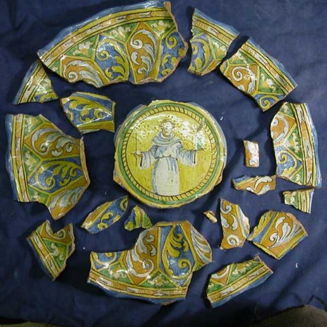 Restauro invisibile di ceramica, lapidei, smalti, legni policromi: Ricostruzione delle parti mancanti e ripristino totale della parte decorativa, anche a livello della lucentezza superficiale, così da rendere invisibile l'intervento e dare l'idea di una completa integrità (restauro mimetico, antiquariale o invisibile); l'intervento è completamente reversibile e non danneggia l'oggetto in alcun modo.- Invisible restoration of ceramic, stone, enamel, polychrome wood: Reconstruction of missing parts and full restoration of the decorative part, even at the level of luster surface in order to render invisible the intervention and the idea of ​​complete integrity (restoration 