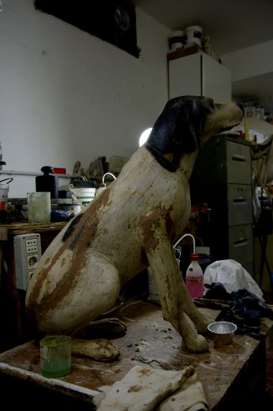 Scultura lignea policroma raffigurante un cane da caccia seduto (sec. XVIII); fase del processo di restauro - Polychrome wooden sculpture portraying a hunting dog sitting (XVIII century) step of the restoration process