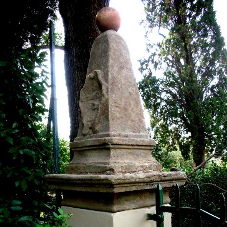 Pilastro in pietra arenaria sfaldato dagli agenti atmosferici,  dopo l'intervento di restauro - Pillar sandstone flaked off by the weather, after the restoration