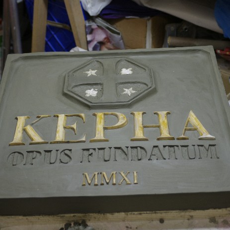 Modello in argilla per la realizzazione di una targa in bronzo; su questo sarà eseguita la forma in gomma siliconica dalla quale si ricaverà poi il modello in cera per la fusione in bronzo. - Clay model for the realization of a bronze plaque; on this will be performed the shape of silicone rubber from which it will derive then the wax model for the bronze casting.