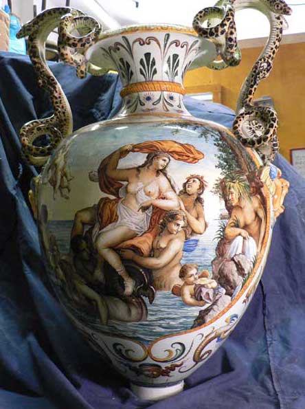 Grande vaso in maiolica Ginori, seconda metà del XIX sec. fase del processo di restauro.- Big vase majolica Ginori, the second half of the nineteenth century. step of the restoration process.