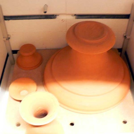 Grande vaso in maiolica Ginori, seconda metà del XIX sec. fase del processo di restauro.- Big vase majolica Ginori, the second half of the nineteenth century. step of the restoration process.