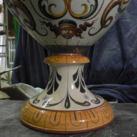 Grande vaso in maiolica Ginori, seconda metà del XIX sec. fase del processo di restauro.- Big vase majolica Ginori, the second half of the nineteenth century. step of the restoration process.