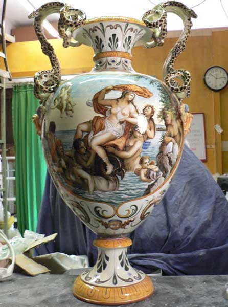 Grande vaso in maiolica Ginori, seconda metà del XIX sec. fase del processo di restauro.- Big vase majolica Ginori, the second half of the nineteenth century. step of the restoration process.