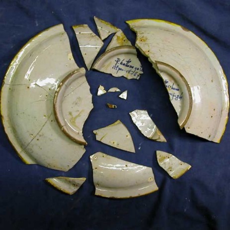 Piatto in maiolica istoriato di Urbino, fase del processo di restauro  Majolica plate historiated of Urbino step of restoratio