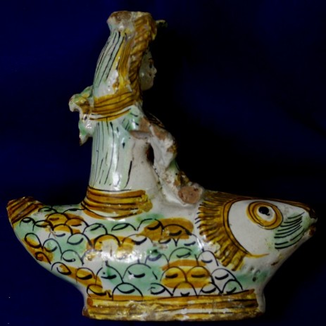 Bottiglia in maiolica a forma di sirena mancante della coda; processo di ricostruzione e restauro invisibile - prima del restauro - Bottle-shaped tiled missing siren tail; invisible restoration and reconstruction process - before restoration