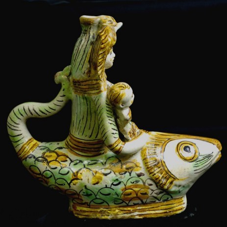 Bottiglia in maiolica a forma di sirena mancante della coda; processo di ricostruzione e restauro invisibile - dopo il restauro - Bottle-shaped tiled missing siren tail; invisible restoration and reconstruction process - after restoration