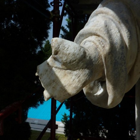Mano di statua in marmo mancante delle dita prima della ricostruzione. Hand marble statue missing fingers before reconstruction.
