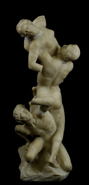 Copia in alabastro della statua in marmo "Ratto delle sabine" di Giambologna; ricostruzione del braccio sinistro e dell'avambraccio e della mano destra della figura femminile e della mano sinistra della figura in basso; restauro invisibile. Qui prima dell'intervento. - Copy alabaster statue of marble "The Rape of the Sabines" by Giambologna, reconstruction of the left arm and forearm and right hand of the female figure and the figure's left hand down, invisible restoration. Here before the intervention