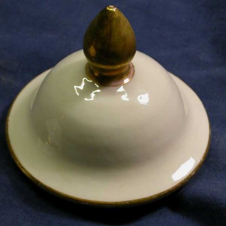 Ricostruzione di un coperchio mancante tornito  in materiale ceramico, smaltato  a 950°C  con  doratura a cottura; eventuali variazioni di colore possono essere in un secondo momento con materiali a freddo per riprodurre esattamente il medesimo punto di colore della parte originale; per quanto riguarda la  forma viene fatto riferimento alle documentazioni e riferimenti autorevoli sia in forma digitale che cartacea presenti nella nostra fornita biblioteca.- Reconstruction of a lid missing lathed ceramic, glazed at 950 ° C with gilding to baking; any variations in color may be at a later time with cold materials to reproduce exactly the same point of color of the original part; as regards the form is referred to the documentation and authoritative references both digitally and on paper in our well stocked library.