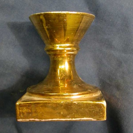 Ricostruzione del piede mancante di un vaso antico in stile Impero, tornito in materiale ceramico, smaltato a 950°C e doratura a cottura. -  Reconstruction of the missing foot of an ancient vase in the Empire style, lathed ceramic, glazed at 950 ° C with gilding to baking