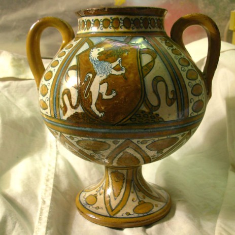 Ricostruzione del piede di un vaso biansato in maiolica a lustri del sec. XV ; tornitura in materiale ceramico , smaltatura a 950°C e decorazione con materiali a freddo. - Reconstruction of the foot of a vase biansato majolica lustres of the century. XV; tornitura in ceramic material, glazing to 950 ° C and decoration with cold materials.