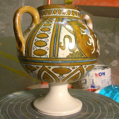 Ricostruzione del piede di un vaso biansato in maiolica a lustri del sec. XV ; tornitura in materiale ceramico , smaltatura a 950°C e decorazione con materiali a freddo. - Reconstruction of the foot of a vase biansato majolica lustres of the century. XV; tornitura in ceramic material, glazing to 950 ° C and decoration with cold materials.