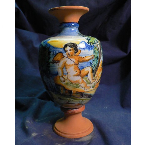 Ricostruzione del piede e della bocca di un vaso in maiolica istoriata del sec. XVI; realizzazione in terracotta tornita, cottura a 950°C e completamento del restauro con materiali a freddo.- Reconstruction of the foot and mouth of a vase majolica storied century. XVI, construction terracotta lathed, baking at 950 ° C and completion of the restoration with cold materials