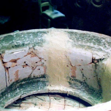 Realizzazione di una struttura in vetroresina a scomparsa direttamente sulla base in maiolica  frammentata in modo da permettere la resistenza alle forti sollecitazioni di compressione a cui verrà sottoposta; tale struttura sarà completamente nascosta dal successivo restauro invisibile - Realization of a fiberglass structure hidden directly on the basis tiled fragmented so as to allow the resistance to strong compressive stresses to which it will be subjected; such a structure will be completely hidden by the subsequent restoration invisible