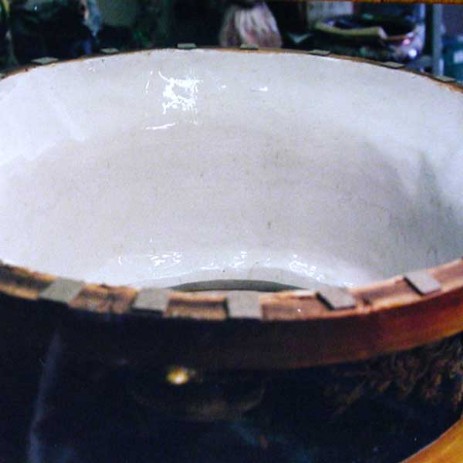 Realizzazione di una struttura in vetroresina a scomparsa direttamente sulla base in maiolica  frammentata in modo da permettere la resistenza alle forti sollecitazioni di compressione a cui verrà sottoposta; tale struttura è qui  completamente nascosta dal successivo restauro invisibile - Realization of a fiberglass structure hidden directly on the basis in majolica fragmented so as to allow the resistance to strong compressive stresses to which it will be subjected; such a structure is here completely hidden by the subsequent restoration invisible