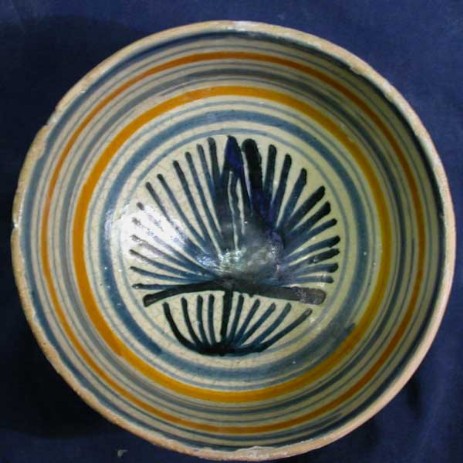 Restauro di antica ceramica eseguito con modalità conservativa con ripristino cromatico, intervenendo con il colore solo sulle zone reintegrate - Restoration of ancient ceramics made ​​with conservative mode with color restore, intervening with the color only on the areas reintegrated