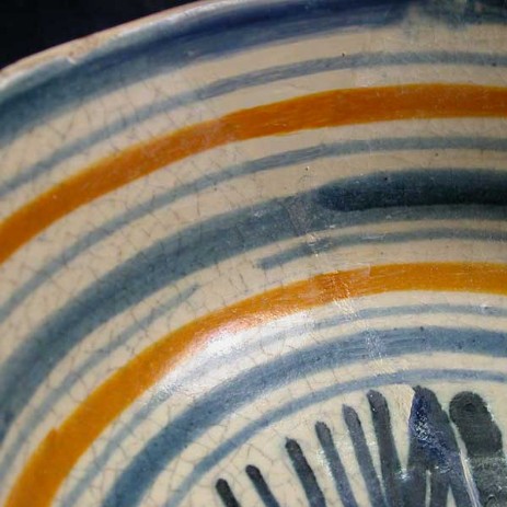 Restauro di antica ceramica eseguito con modalità conservativa con ripristino cromatico, intervenendo con il colore solo sulle zone reintegrate - Restoration of ancient ceramics made ​​with conservative mode with color restore, intervening with the color only on the areas reintegrated