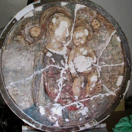 Tondo in terracotta policroma raffigurante la Madonna con il bambino (sec. XVI - XVII) iter di restauro; restauro mimetico, invisibile; fase del restauro -Tondo polychrome terracotta portraying the Madonna and Child (century XVI - XVII) process of invisible restoration,  step of the restoration process