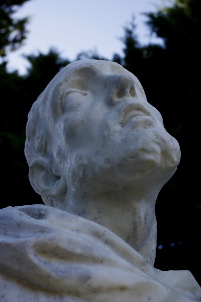 Grande statua marmorea collocata in esterno raffigurante S. Fiacre, Firenze 1696; fase del processo di restauro - Large marble statue was located in external representing St. Fiacre, Florence 1696, step the restoration process